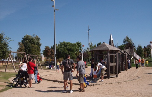 В парке Мальграт-де-Мара гуляют и туристы с детьми, и семьи местных жителей.