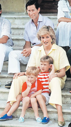 В конце ­80-х в семье уже начались проблемы, но на людях Чарльз и Диана вместе с детьми Уильямом и Гарри (на ближнем плане) выглядели безупречно.