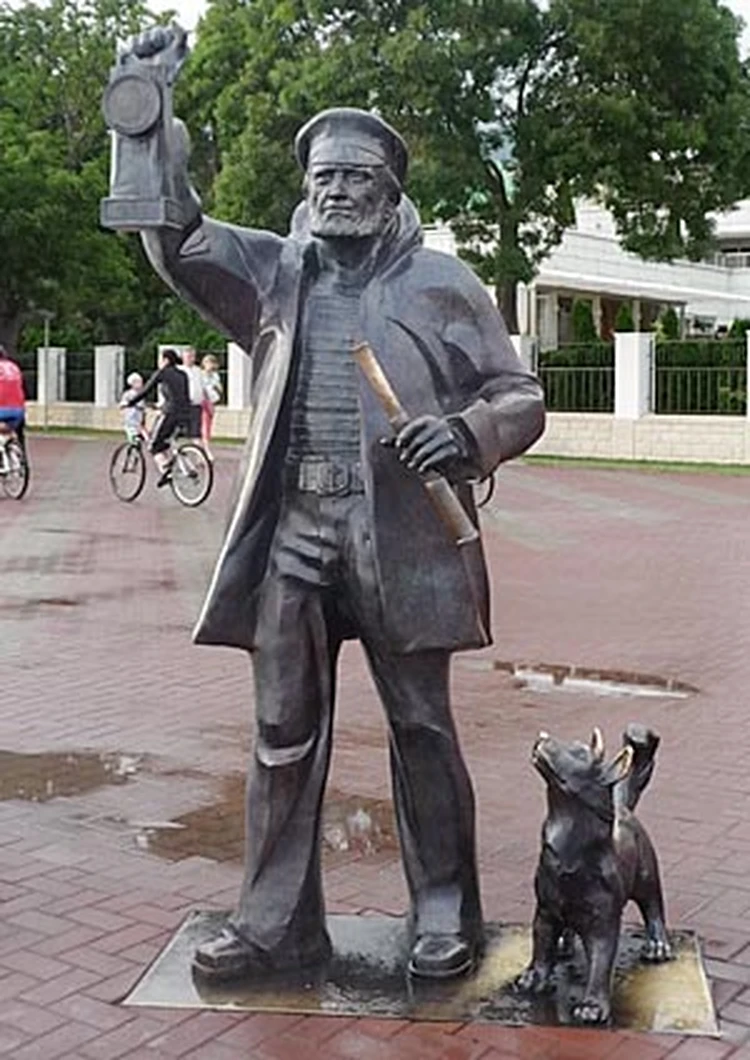 Памятник миронову в новороссийске. Геша Козодоев памятник. Памятник Геше Козодоеву в Новороссийске.