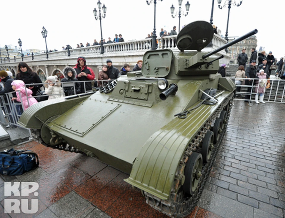 Это Т-60 на репетиции исторического Парада 1941 года. Точно такие же боевые машины ушлые коммерсанты предлагают купить через сайт