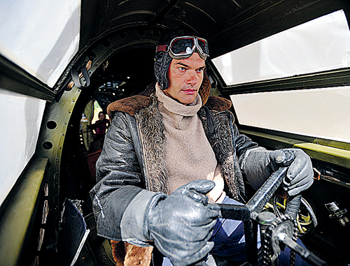 Так изнутри выглядела кабина АНТ-25 (кадр из фильма «Чкалов», где прославленного аса играет Евгений Дятлов).