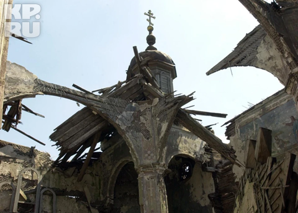 Этот старенький разрушенный храм будто символ внутреннего раскола церкви, отчаянно нуждающейся в «реставрации»-реформе