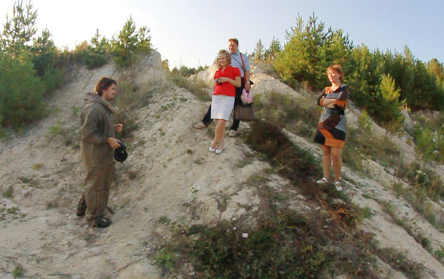 Наш корреспондент распугал отдыхающих, нарядившись в костюм химзащиты.