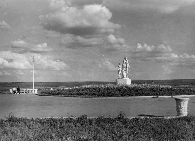 На месте памятнику князю Владимиру полвека назад стояла скульптура &laquo;Материнство&raquo;