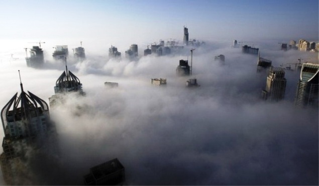 А вот такой необычный вид на дубайские небоскребы можно увидеть с Бурдж-Халифа - самого высокого небосреба в мире