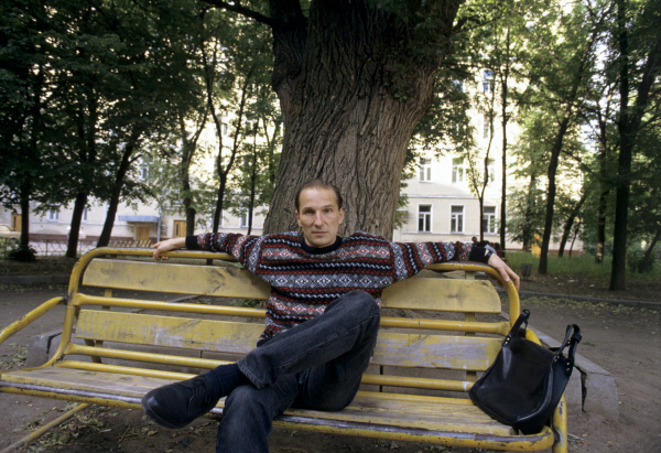 Бывший вокалист рок-группы «Звуки Му» Петр Мамонов в модном свитере, 1991 год.