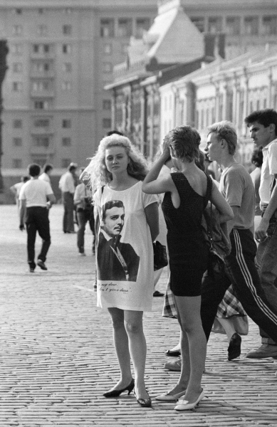 Модницы (платье с портретом!) на Красной площади в Москве, 1990 год.