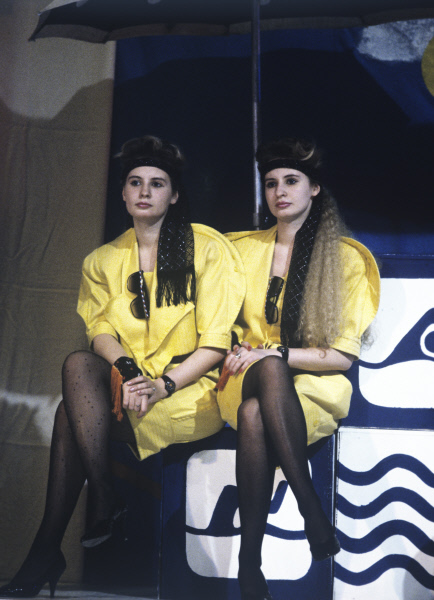Победительницы конкурса Мы - близнецы- Юлия и Светлана Левреневы, 1990 год.