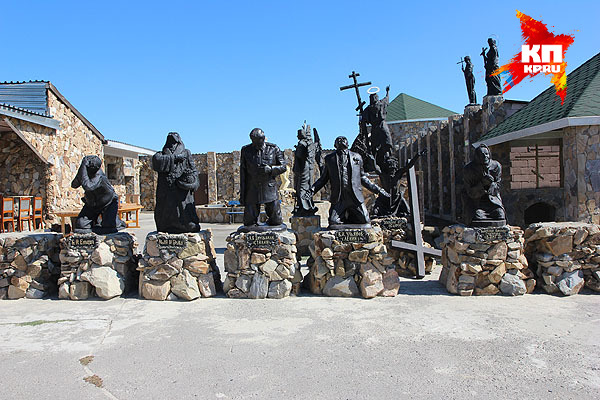 Коленопреклонные Ельцин, Иван Грозный, Сталин, Ленин и Ванга.