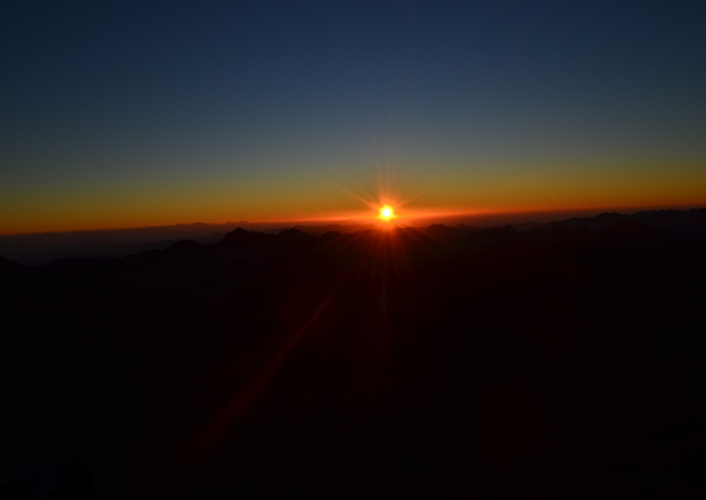 Поднявшемуся на эту гору человеку и встретившему на вершине рассвет, прощаются все грехи