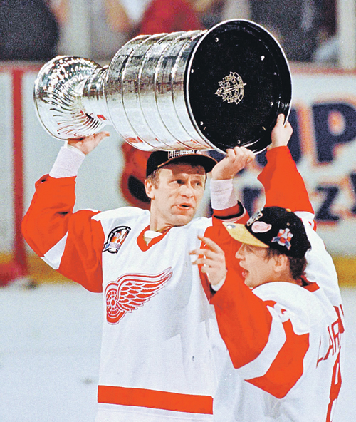 Вячеслав Фетисов отказался от комфортной жизни в США и закрыл все счета в американских банках, чтобы работать сенатором в России. На фото (слева) Фетисов с завоеванным Кубком Стэнли в 1998 году.