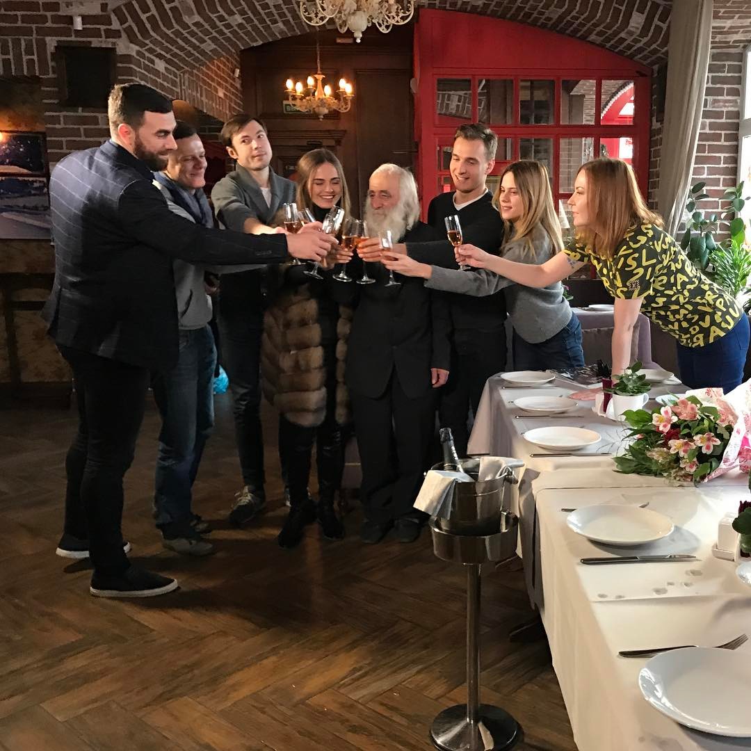 Сегодня был очень душевный и светлый день, начался он со Службы в церкве, продолжился на встрече с дядь Мишей, кто не знает Д.Мишу,это самый знаменитый болельщик всего кубанского Спорта, это талисман баскетбольного Клуба локомотив-Кубань, это человек с добрыми глазами, большой седой бородой(как у дед.Мороза),человек который набивает более 600 раз мячом, Михаил Вартанович Гориян, будучи беженцем из баку, во время Нагорно-карабахского конфликта,когда тысячами вырезали армянский народ, никогда не имел своего собственного крова, постоянно скитался из одного уголка в другой, пока в конце концов не остался на улице в предверии зимы, меня и других ребят которые помогали собирать деньги на дом для Д.Мишы пригласила Светлана, она человек с большой буквы и душой, она ровно три месяца назад была инициатором создания движения